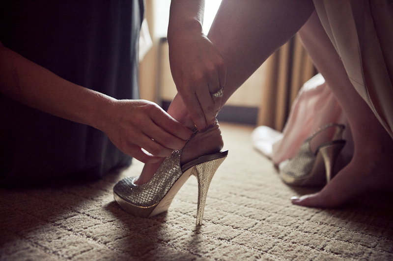 Bride gets ready in Center City, Philadelphia PA, photography by Sweetwater Portraits.