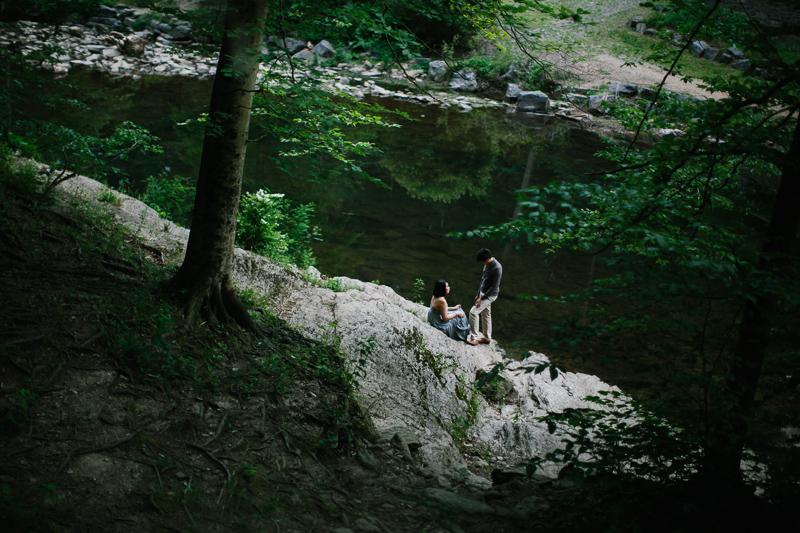 At the quiet Wissahickon park in Philadelphia, a unique outdoor engagement session took place.