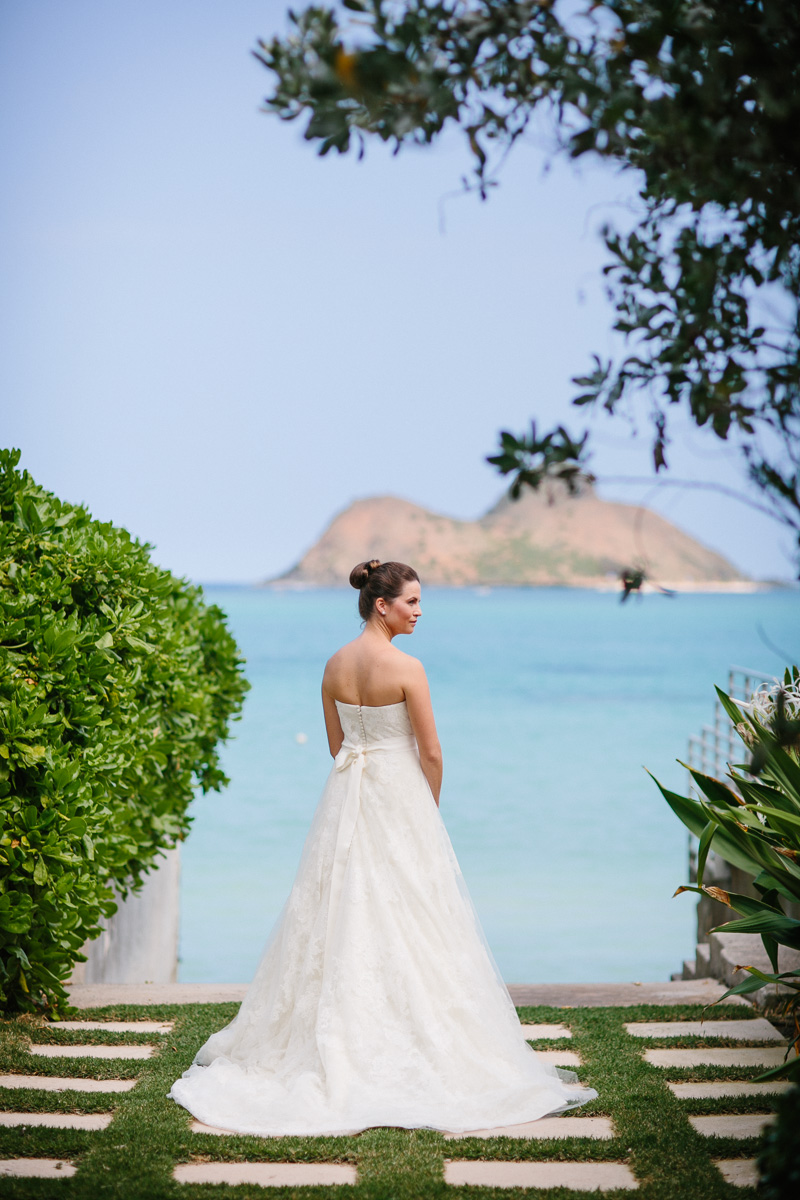 Gorgeous outdoor portraits of the bride before her wedding ceremony outside of Waikiki, Hawaii.