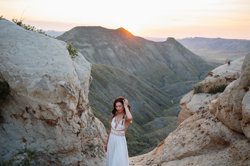 Montana bride white sandstone cliffs wedding