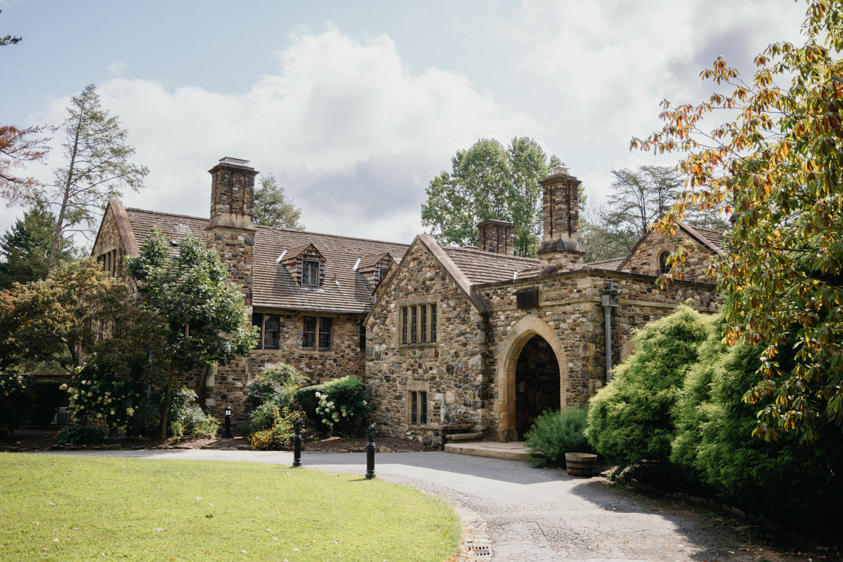 The entrance to Parque Ridley Creek, a historic stone estate located in Delaware County.