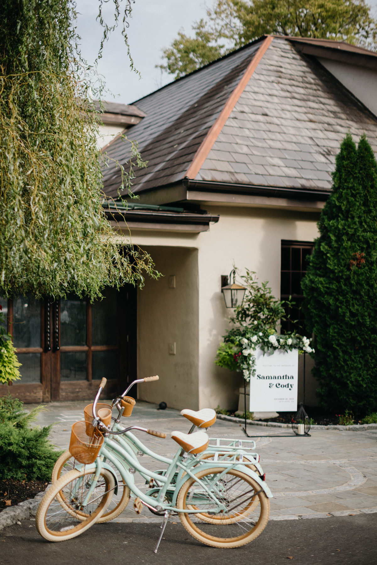 Vintage mint bikes in front of outdoor wedding venue.