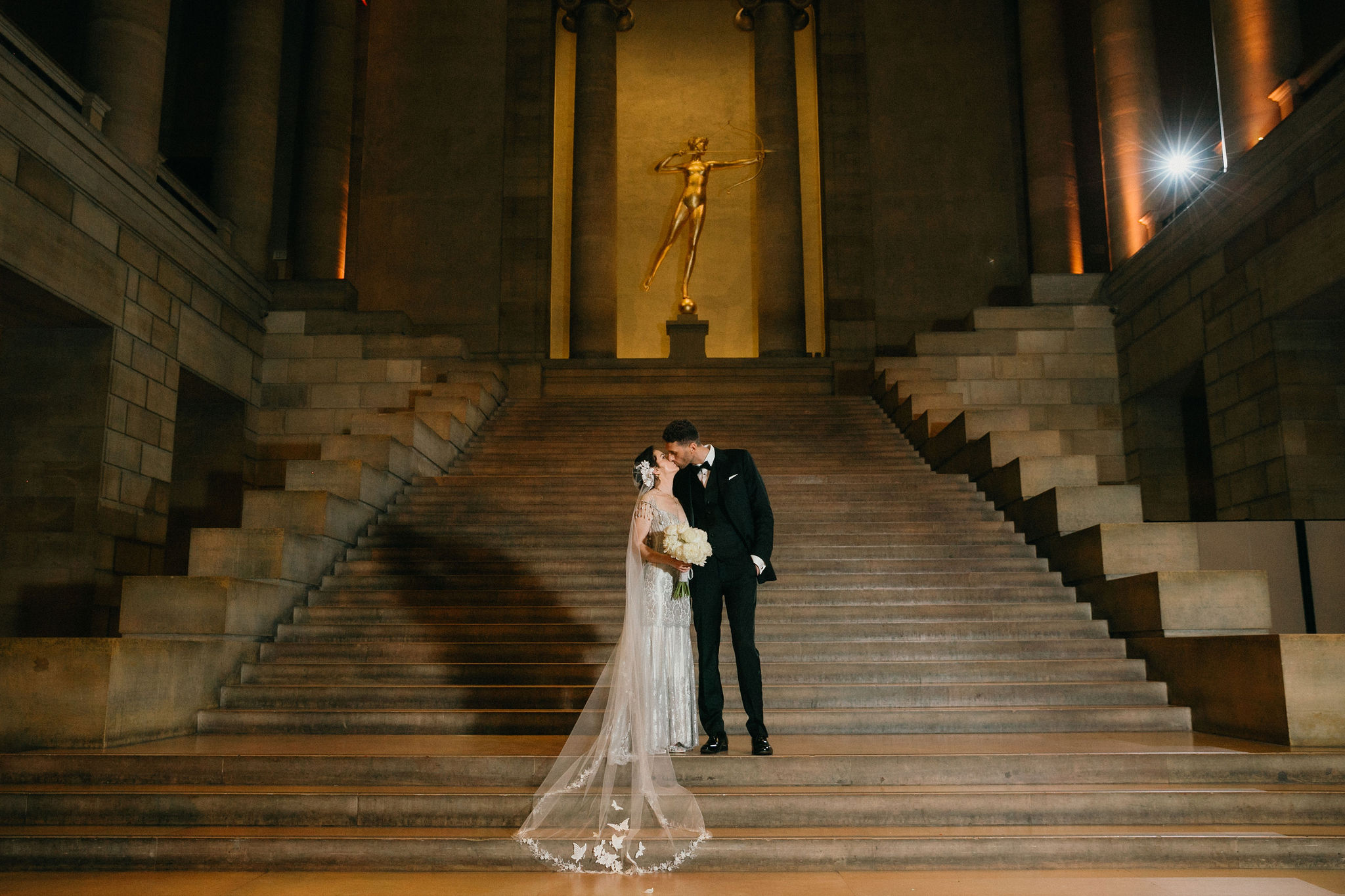 An intimate wedding moment with the museum’s iconic architecture in the background.