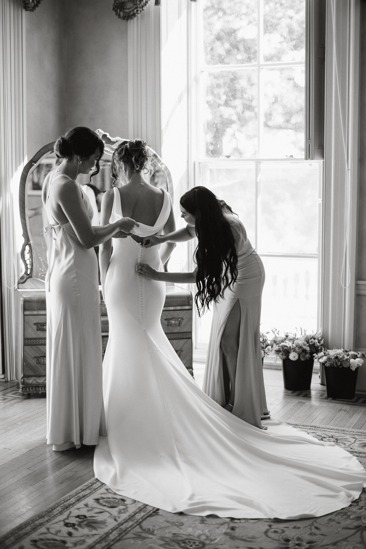 Gabby getting ready in the bridal suite at a Glen Foerd wedding.