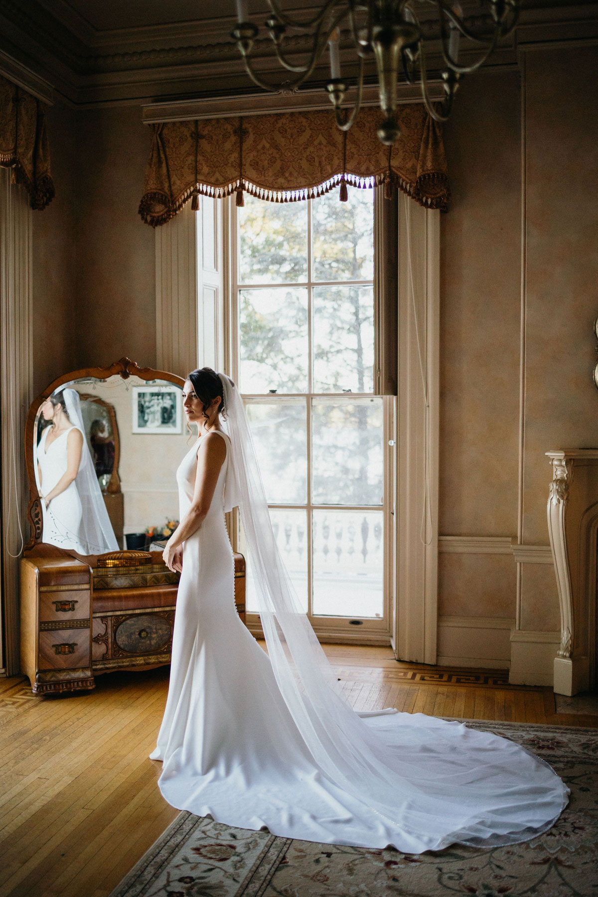 Bridal portrait in Glen Foerd's wedding suite.