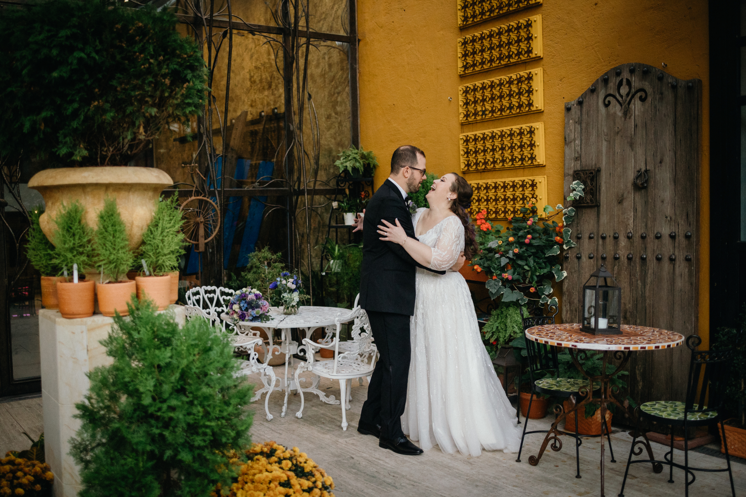 We love the courtyard garden at Artesano in Philadelphia, a wedding venue featuring indoor and outdoor spaces. 