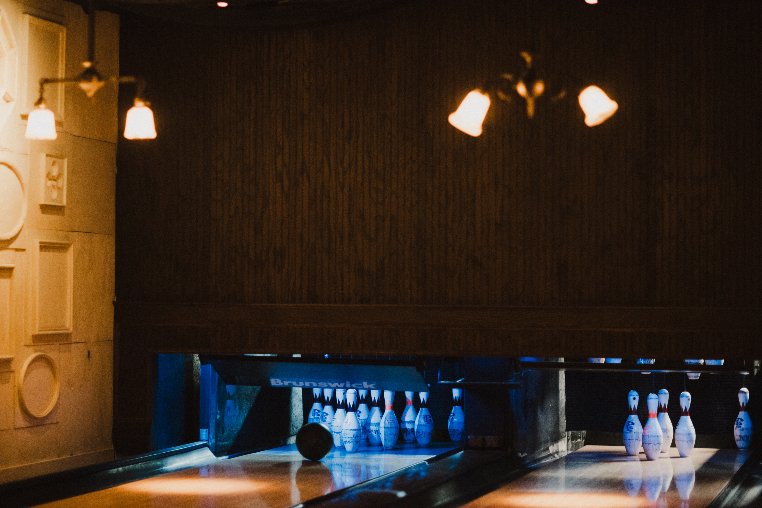 Harp & Crowns bowling alley downstairs makes it one of the best unique wedding venue in Philly