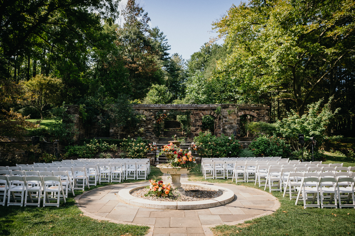 Estate wedding venue featuring a picturesque courtyard and stately columns.