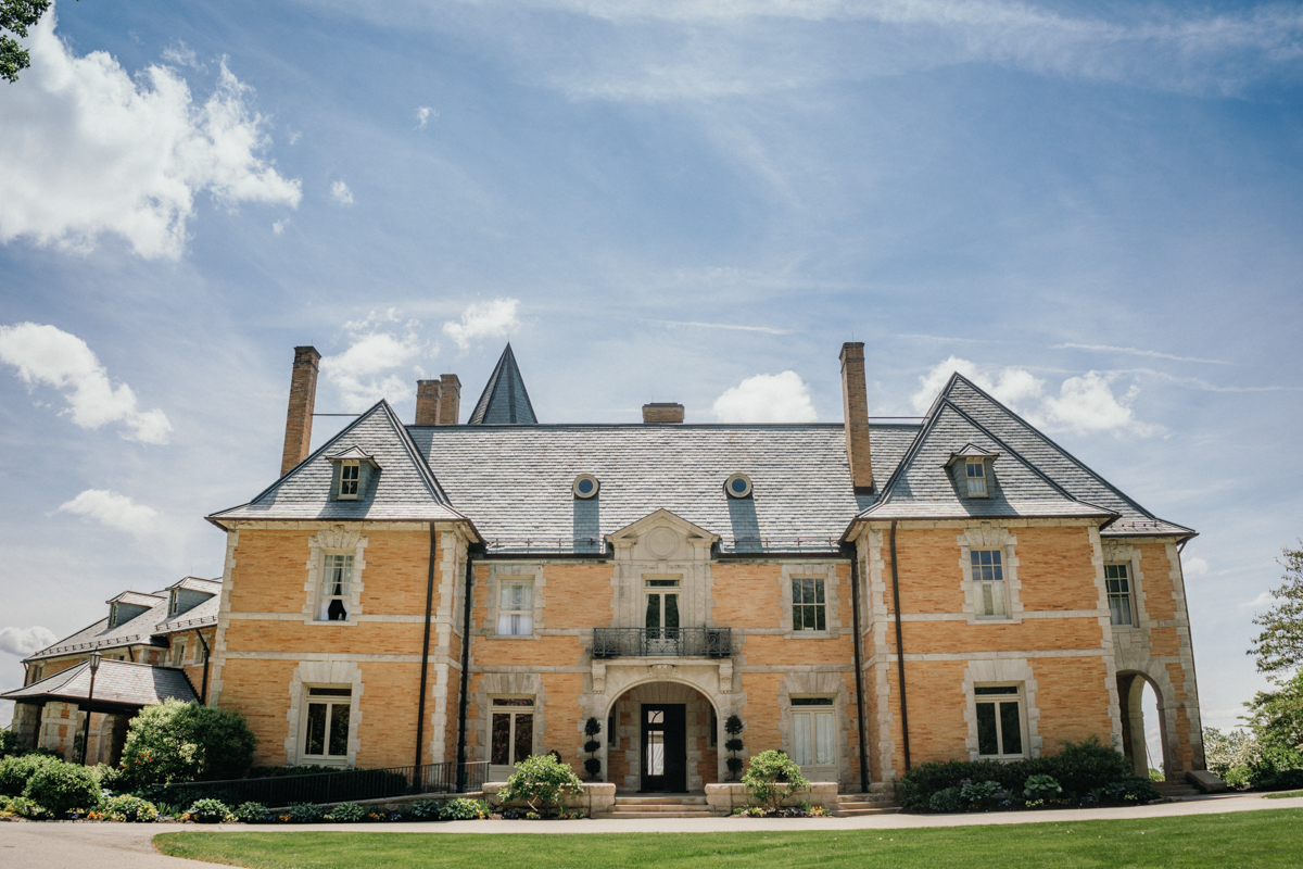 Estate wedding venue near Philadelphia featuring a charming courtyard and vintage carriage house.