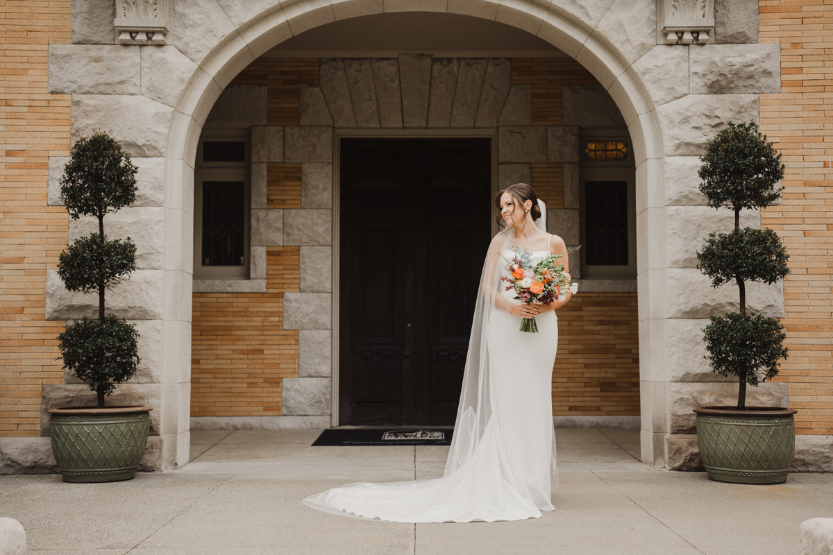 Estate wedding venue featuring a striking neoclassical façade and vintage charm.