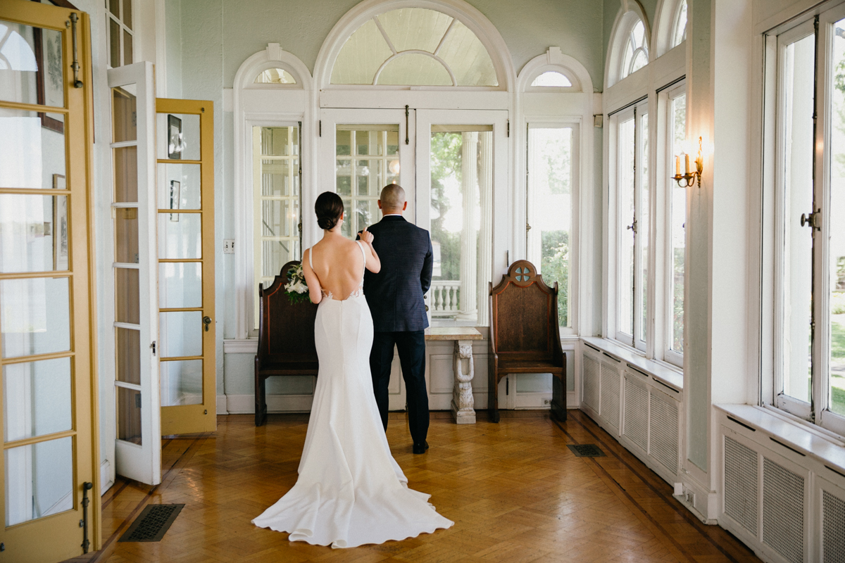 Groom turning to see bride during first look – Glen Foerd wedding