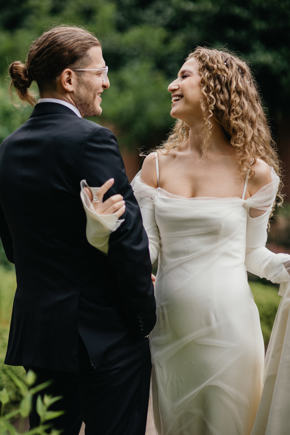 portraits in the 18th Century Garden. – Zahav wedding, editorial photographer.