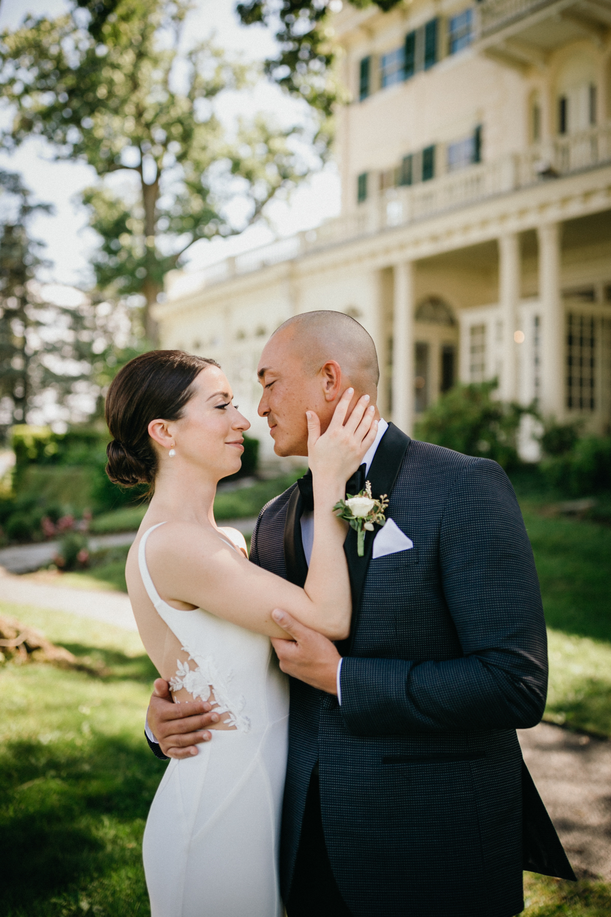 Wedding portraits with Glen Foerd Mansion as backdrop