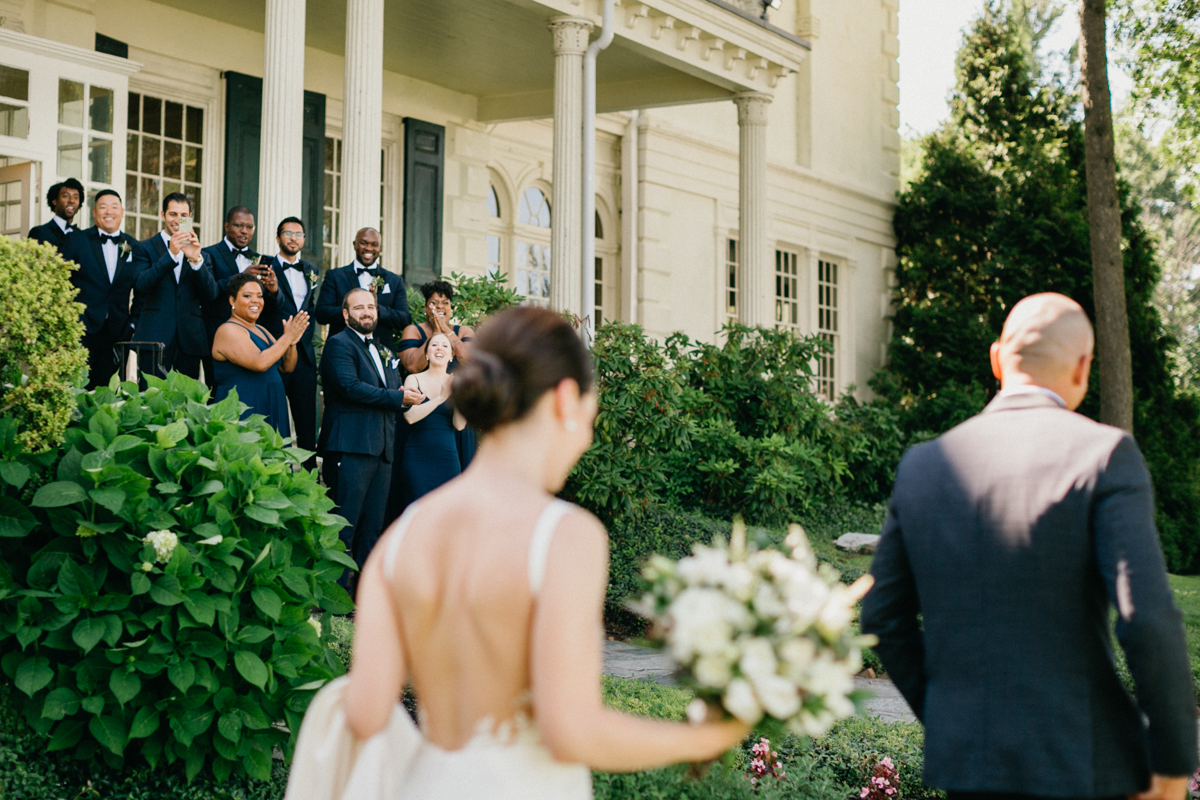 Guest reactions during portriats – candid wedding photography