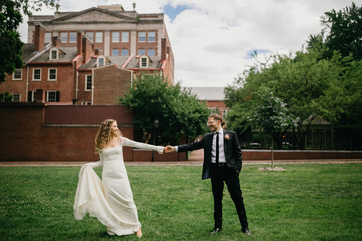 Wedding photos at Christ Church featuring classic Philadelphia architecture. – Philly wedding, editorial photographer.