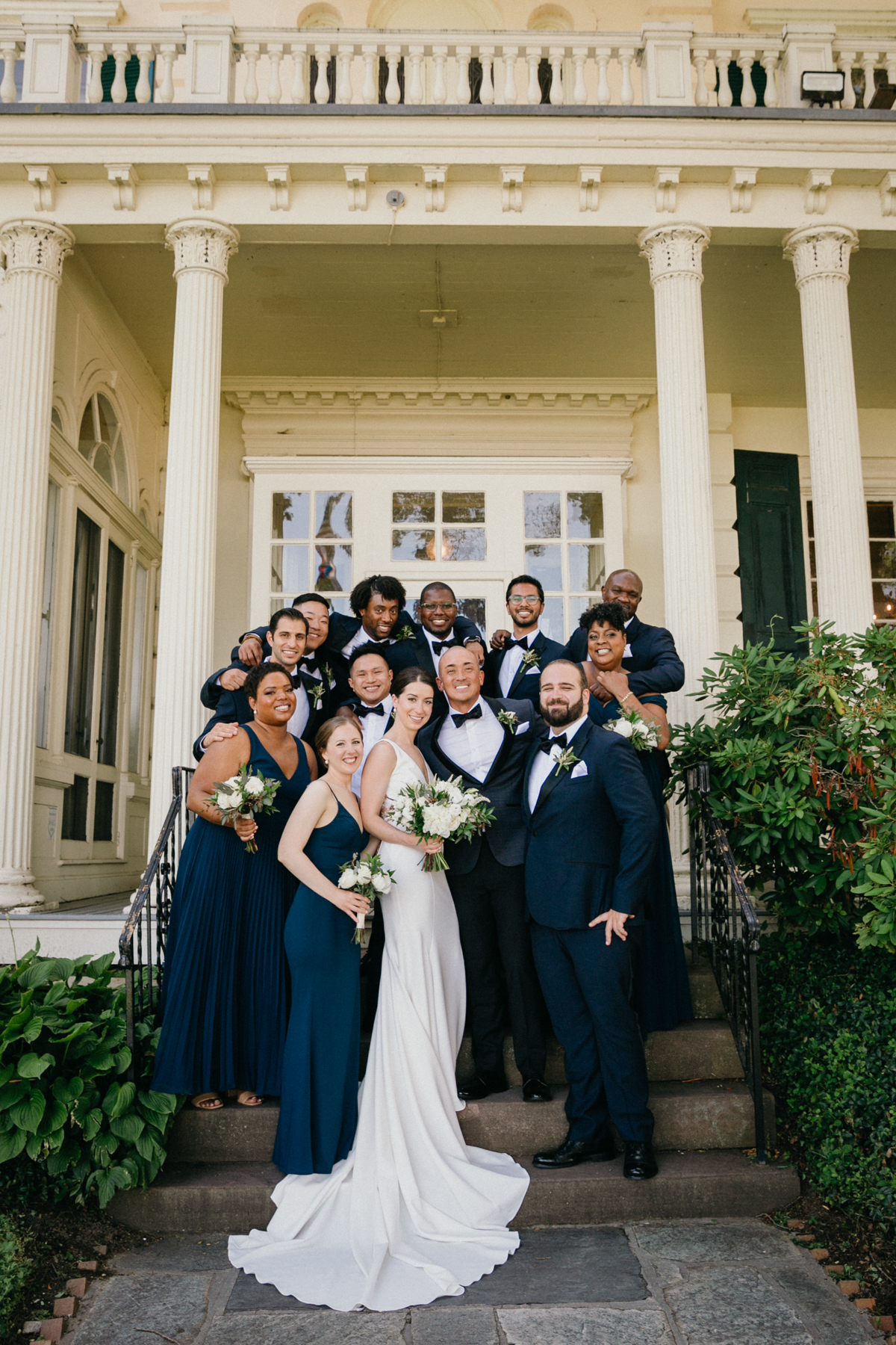 Wedding party on mansion steps – Glen Foerd wedding