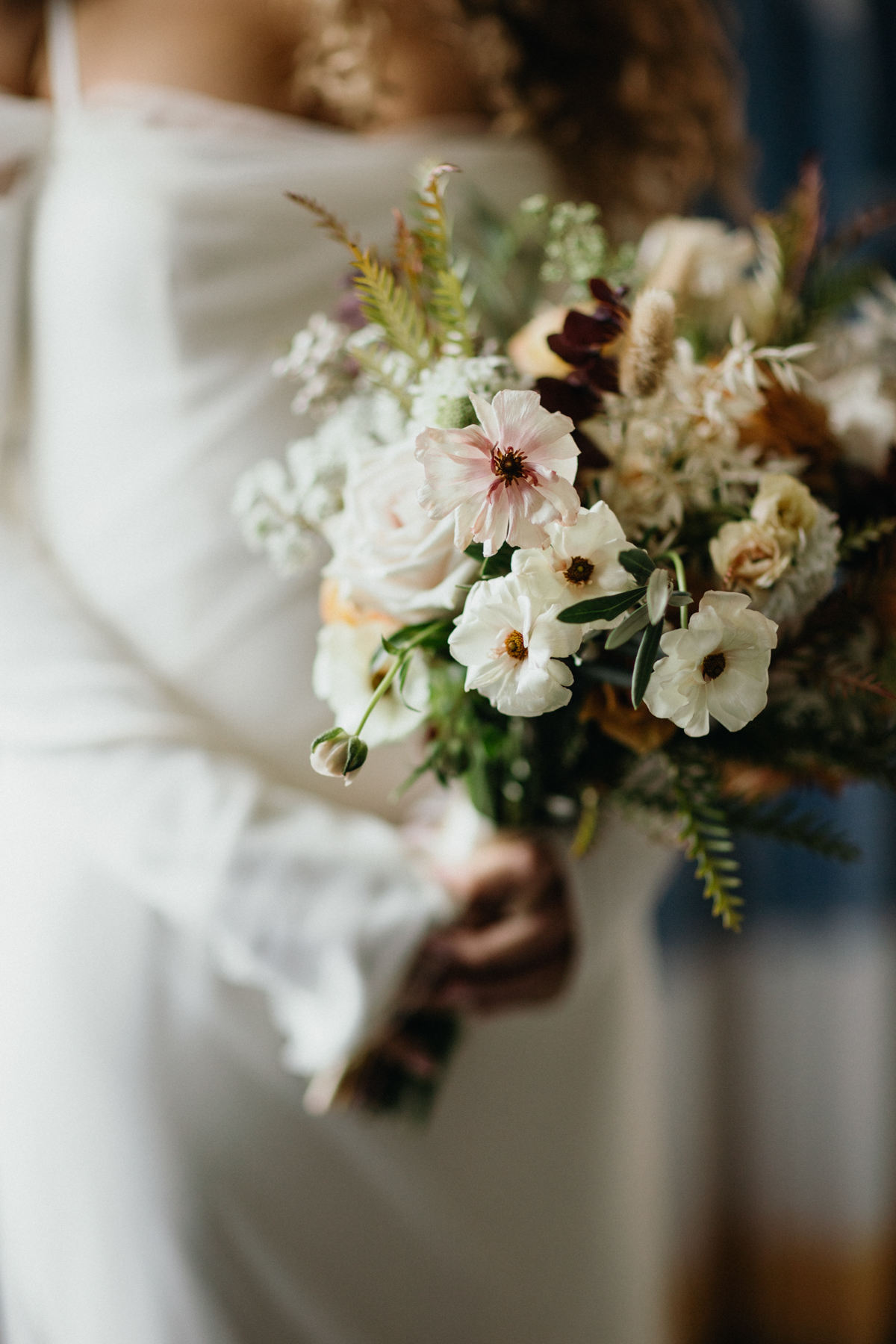 Soft details of the bride’s dress and bouquet at the hotel. – Candid photography.