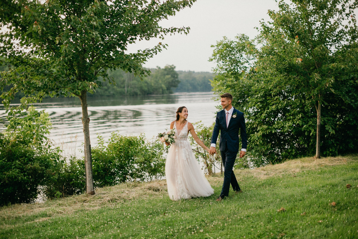 lakefront wedding venue - lake House Inn
