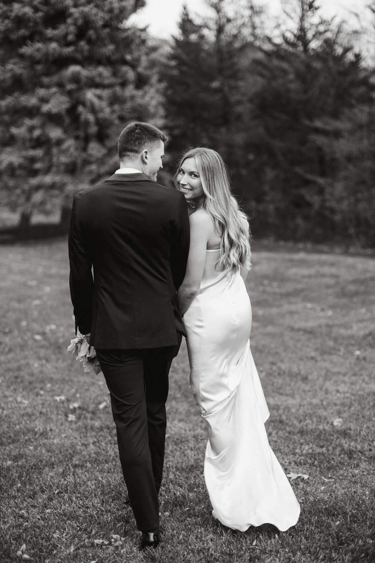 philadelphia wedding photographer backyard portrait