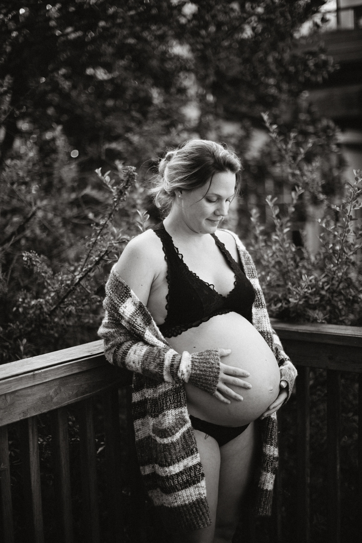 Simple and modern maternity portraits with garden vibes