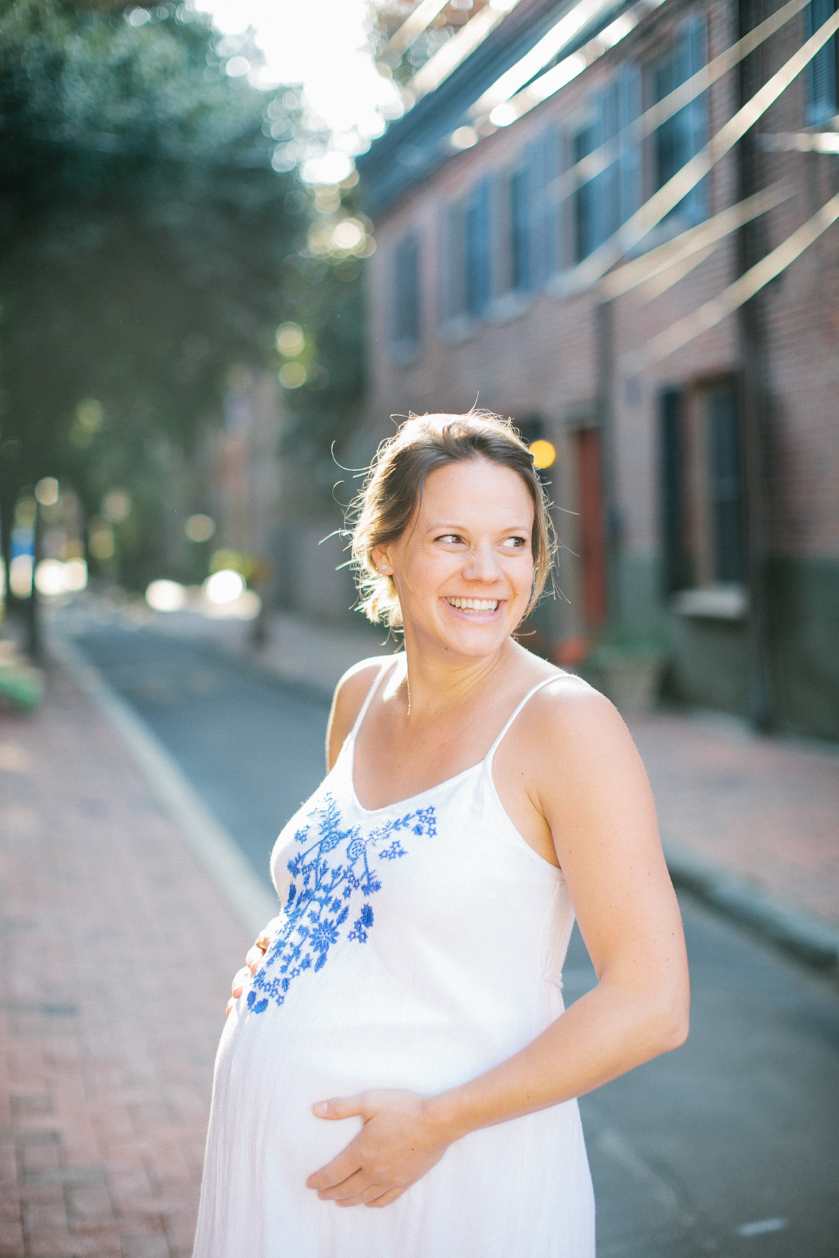 Candid maternity photoshoot in Philadelphia streets