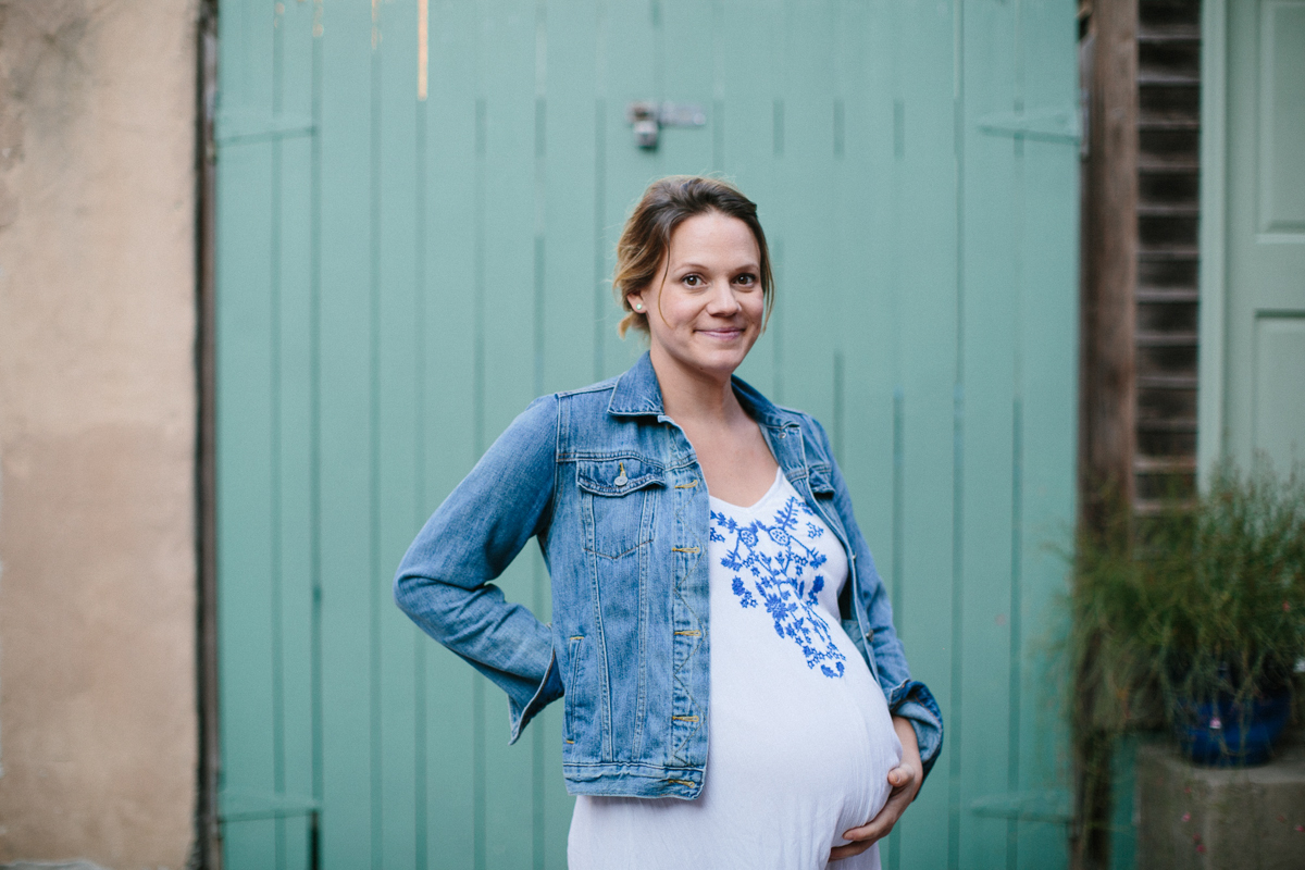 Maternity photographer in Philadelphia captures natural home setting