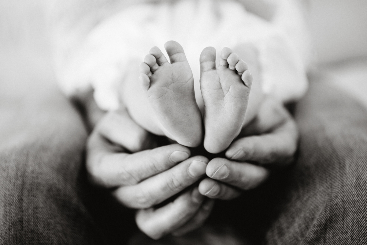 Philadelphia newborn photographer candid baby photos with parents