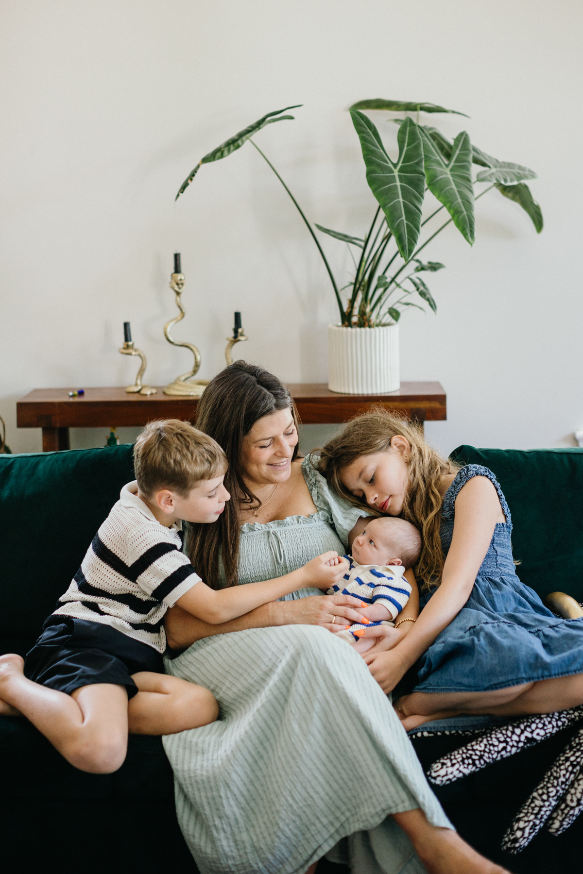 newborn session photo examples with family